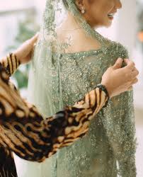 Jun 06, 2021 · berikut ini serangkaian ide padu padan hijab dengan rok ala dianty annisa yang bisa jadi inspirasi untukmu. Berlapis Kristal Ini Makna Kebaya Lamaran Nikita Willy Gen
