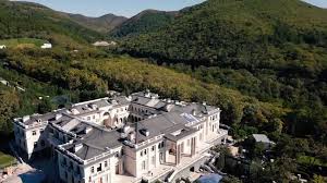 The mysterious putin's palace that featured in a viral video by russian opposition leader alexei navalny appeared to be full of luxuries the kremlin vehemently denies the palace claims, and president putin has labelled it boring and a compilation and montage. They Claim Putin Would Have A Huge Secret Palace On The Black Sea Coast Archyde
