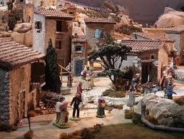 On rend cela utile en ramassant le bois de la cr�che de noel en bois que papa va nous fabriquer cette ann�e! Les Plus Belles Creches De Noel A Decouvrir Cet Hiver Checkin Creche De Noel Decoration Village De Noel Village De Noel