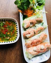 Namun sebenarnya, ia dibuat dengan membungkus pelbagai sayuran dengan rice. Cik Wan Kitchen Vietnamese Spring Rolls