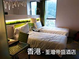 香港荃湾帝盛酒店 (5张) 酒店宽敞的客房，配有市景, 电话, 卫星频道, 有线频道, 平面电视, 保险箱, 空调, 熨斗, 书桌, 熨衣设备, 客厅角, 沙发, 淋浴, 吹风. é¦™æ¸¯ ä½å®¿ å››æ˜Ÿç´šèƒç£å¸ç››é…'åº—dorsett Tsuen Wan è©•åƒ¹ å°é£›æµª Mountlamæ—…éŠ ç—žå®¢é‚¦