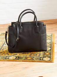 Optez pour un sac à dos pratique et élégant dans les promos du black friday sur farfetch. Black Friday