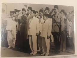 فيصل الثاني رحمه الله وعن يسارة الامير رعد بن زيد عند عزف السلام الملكي العراقي لدى نزولة من الباخرة في ميناء الاسكندرية يوم 30 Political History History Iraq