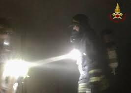 Milano, l'edificio verniciato di nero che fa insorgere il quartiere baires. Milano Incendio Al Palazzo Di Giustizia Archivio