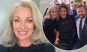 The kominsky method season 2 once again amazing!!! Jane Seymour Wears A Grey Wig As She Returns To The Set Of The Kominsky Method Daily Mail Online