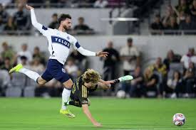 Oliver Larraz scores a goal for 10-man Whitecaps in 1-1 tie with LAFC