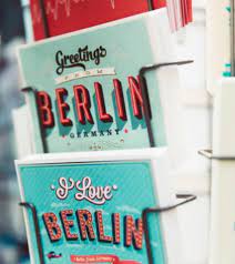 Pada umumnya menggunakan bahasa yang singkat, jelas dan persuasif. Perbedaan Pamflet Dan Brosur