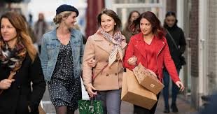 Winner of the national news quiz 2009 in the netherlands. Filmregisseur Haalt Vernietigend Uit Naar Romcom Zwaar Verliefd Dit Kan Anno 2018 Niet Brabant Bndestem Nl