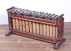 Kenong digunakan untuk pengisi harmoni atau akor dalam permainan kesenian gamelan. Gamelan Wikipedia