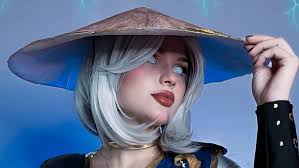 Mortal Kombat: Cosplayer se convierte en una versión femenina de Raiden