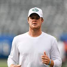 The new york jets traded quarterback sam darnold to the carolina panthers in exchange for a package of draft picks on monday. Nfl Insider Predicts New York Jets Will Trade Sam Darnold To Chicago Bears Sports Illustrated New York Jets News Analysis And More