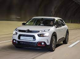 El c4 cactus se ofrece con motor gasolinero de 110 hp, con transmisión mecánica y automática de seis marchas, así como un nuevo turbodiésel de 100 hp. Test Drive Citroen C4 Cactus 2019