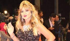 تزوج من الإعلامية بوسي شلبي، وظل فترة طويلة معها، وظهرت بوسي شلبى وهي تنهار وتبكي أثناء نقله إلى مثواه الأخير، وقد قرر كريم محمود عبد العزيز ابن الراحل أن تقام مراسم. Ø¨ÙˆØ³ÙŠ Ø´Ù„Ø¨ÙŠ Ø§Ù„Ø¥Ø¹Ù„Ø§Ù… ØªØ­ÙˆÙ„ Ø¥Ù„Ù‰ ØªØ¬Ø§Ø±Ø© ÙˆÙ„Ø§ Ø£Ø±ØºØ¨ Ø¨Ø§Ù„ØªÙ…Ø«ÙŠÙ„