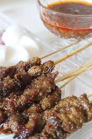 Tusukkan daging kambing ke tusuk sate yang telah disiapkan. Satay Goreng Yang Mudah Dan Sedap Azie Kitchen