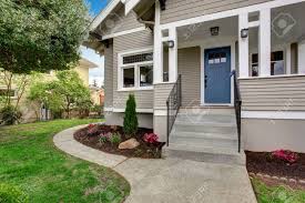 Check spelling or type a new query. Exterieur De La Maison Avec Porche D Entree Vue De L Escalier Et Le Paysage De La Cour Avant Banque D Images Et Photos Libres De Droits Image 30056906