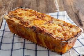 Farklı katmanlarda ve farklı şekillerde yapılabilen yemeğe, ricotta veya mozzarella peyniri eklenebilmektedir. Patates Lazanya Arda Nin Mutfagi