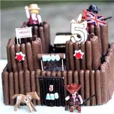 Fort D Anniversaire Pour Cow Boys Et Indiens Gateau Chateau Fort Gouter Anniversaire Gateau Anniversaire