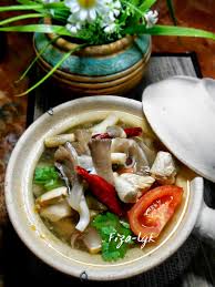 Jika kamu ingin menggunakan ayam tetapi masih ingin kuah berwarna merah pedas asam khas tomyam, simak cara membuatnya di bawah ini! Blog Tentang Aneka Resepi Masakan Dan Perkongsian Cara Memasak Langkah Demi Langkah Resep Sup Resep Masakan Asia Resep Makanan