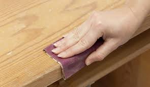Http Www Linternaute Com Bricolage Pratique Menuiserie 1007 Poncer Un Meuble Html Comment Peindre Un Meuble Peindre Meuble Bois Peindre Un Meuble Vernis