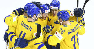 När den svenska nationalsången skulle sjungas (utan komp) så hade ingen i det svenska laget koll på inledningen av nationalsången. Vm Guld Tre Kronor Ar Varldsmastare For Andra Aret I Rad Efter Jattedrama