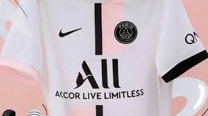 Le nouveau maillot du psg dans sa version 2019 / 2020. Tres Moche Eteint Immonde Le Nouveau Maillot Exterieur Blanc Noir Et Rose Du Psg Cree Une Enorme Polemique Chez Les Internautes Gq France