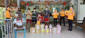 Kota ini terletak di pantai barat laut kalimantan menghadap laut cina selatan. Guardian Malaysia Unites With Kind Hearted Malaysians To Donate Hand Sanitizers To Charity Homes Let S Roll With Carol
