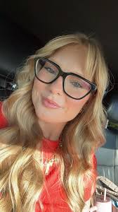 Updating my portfolio and looking for 3-4 people for a "Me & My Bestie"  photo shoot! $30, downtown Warrensburg, 30 minutes, 10 edited digital  photos. Message me if you're interested! 📸 date