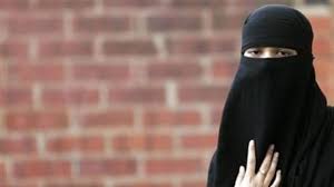 Mulai dari artis hingga anak muda, warna hitam merupakan warna favorit bagi mereka. Kenapa Orang Arab Tahan Pakai Jubah Dan Cadar Hitam Di Cuaca Panas Kumparan Com