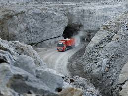 Există unele cariere care se continuă cu galerii săpate în versantul muntelui ca de exemplu cariera de marmură din carrara, italia. Video O SoluÅ£ie PremierÄƒ Camioane Volvo Fh Vor Transporta PiatrÄƒ De Calcar FÄƒrÄƒ Sofer Dintr O CarierÄƒ Din Norvegia