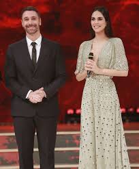 Bova è padre anche di due maschi, francesco e alessandro, avuti dall'ex moglie chiara giordano. De Triunfar En Italia A Ser La Acompanante De Roberto Leal En Su Proxima Aventura Conoce A Rocio Munoz Photo 2