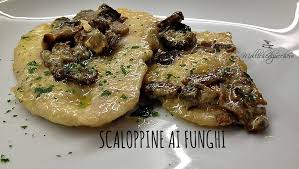 Potreste preparare le scaloppine con fettine delicate di tacchino e condite con un sughetto ai funghi speciale. Scaloppine Ai Funghi Porcini Mollichedizucchero
