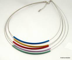 Er zijn veel verschillende soorten sieraden, maar de meest voorkomende zijn oorbellen, armbanden en kettingen. Kleurrijke Ketting Van Mooi Sieraden Antema Aparte Sieraden