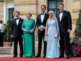 Dabei wird klar, dass er zu seiner mutter renate, †56, ein sehr gutes verhältnis hatte. Polit Prominenz Um Merkel In Bayreuth Kolnische Rundschau