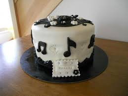 Gateau Pate A Sucre Noir Et Blanc Musique Cle De Sol Et Portee Gateaux Feeriques De Sylvie Pate A Sucre Noire Gateau Pate A Sucre Pate A Sucre