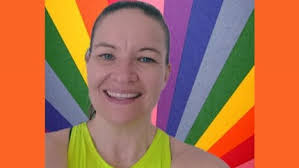 Robyn Hoskins's Instagram, Twitter & Facebook