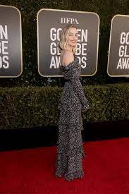 Margot robbie is suddenly alight with an unusual sort of joy, remembering. Margot Robbie Golden Globes 2021 Chanel
