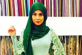 Suami kepada pelakon izreen azminda iaitu ude wahid menjelaskan beberapa kenyataan yang dikeluarkan bekas isteri. Izreen Azminda Bekas Suami Profesional Bekerjasama