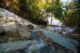 Case per vacanze a bagni san filippo in grande parco con piscina di acqua calda naturale, parco ulivi, a pochi passi dallo stabilimento termale terme san filippo il fosso bianco e i ristoranti del paese. Bagni San Filippo Is An Area In The Province Of Siena Italy Not Far From Monte Amiata It Is A Small Hot Spring Which Form White Concretions And Waterfalls Lizenzfreie Fotos Bilder