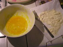 Sbattere i tuorli con lo zucchero; Pastella Per La Frittura Dei Carciofi Uovo Sbattuto E Farina Carciofi Fritti Author And Copyright Marco Ramerini Borghi Di Toscana