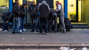 Für die einen tabu, zeigen sich erleben sie das frankfurt bahnhofsviertel mit eigenen augen und lassen sie sich die welt zwischen rotlicht, lifestyle und orient zeigen. Drogenszene Im Frankfurter Bahnhofsviertel Kritik An Repression