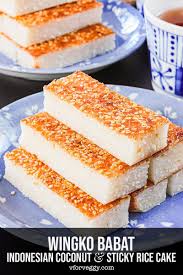Wingko Babat Is A Traditional Indonesian Dessert Made From A Mixture Of Freshly Shredded Coconut Glutionus Indonesian Desserts Coconut Sticky Rice Rice Cakes