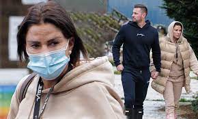 @katieprice meets amanda who runs a specialist. Katie Price Debuts Short Brunette Hair After Raffling Off Her Used 1000 Hair Extensions Daily Mail Online