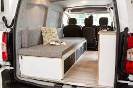 En effet, il existe de nombreuses marques en europe comme notin, morelo ou hymer qui produisent de plus il faut faire attention à ne pas sélectionner un modèle qui ne sera jamais autorisé sur le sol européen à cause des normes de pollution. Peugeot Camps Tiny With Two Cute Capable Compact Camper Vans In 2021 Small Camper Vans Micro Camper Peugeot