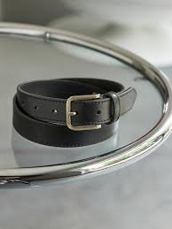 Cinabre a sélectionné un cuir pleine fleur, la plus belle partie de la peau, pour la ceinture en cuir noir. Ceinture Femme Ceinture Cuir Ceinture Coloree Cyrillus Gris Noir Argent