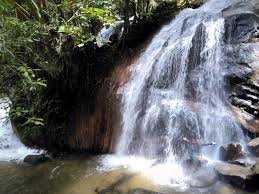 Air terjun dapat berupa buatan yang biasa digunakan di taman. Air Terjun Lata Tujuh Sungkai Perak