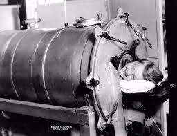 12 octombrie 1928: "plămânul de oțel" a fost folosit de prima pacientă, o tânără fată de la Spitalul de Copii din Boston, paralizată de poliomielită. Acest ventilator cu presiune negativă, inventat de