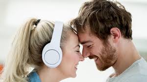 Non c'hai idea quanto me manni in fissa / quando te presenti così fica pari la madonna crocifissa, che ci ha regalato la canzone d'amore più truce della storia d'italia. Canzoni D Amore A San Valentino 10 Idee Regalo Romantiche Consigli