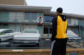 Colleagues gather on the balcony outside the lorraine motel's room 306, just a few feet from where dr. Los Angeles Lakers Auf Twitter Jclark5on Looks Over Room 306 At The Lorraine Motel Where Dr Martin Luther King Jr Lost His Life In 1968 Http T Co Znwjvgs4la