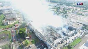 Un troisième incendie est en cours dans le secteurs de corbeuse : Video Gigantesque Incendie D Un Entrepot Automobile Dans L Essonne La Fumee Visible Au Dessus De Paris Lci