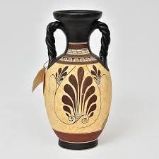 As ânforas gregas eram usadas para o transporte de vinhos, azeites e perfumes para os quatro cantos da península. Anfora Grega Moldada Em Ceramica Bojo Decorado Com Fi